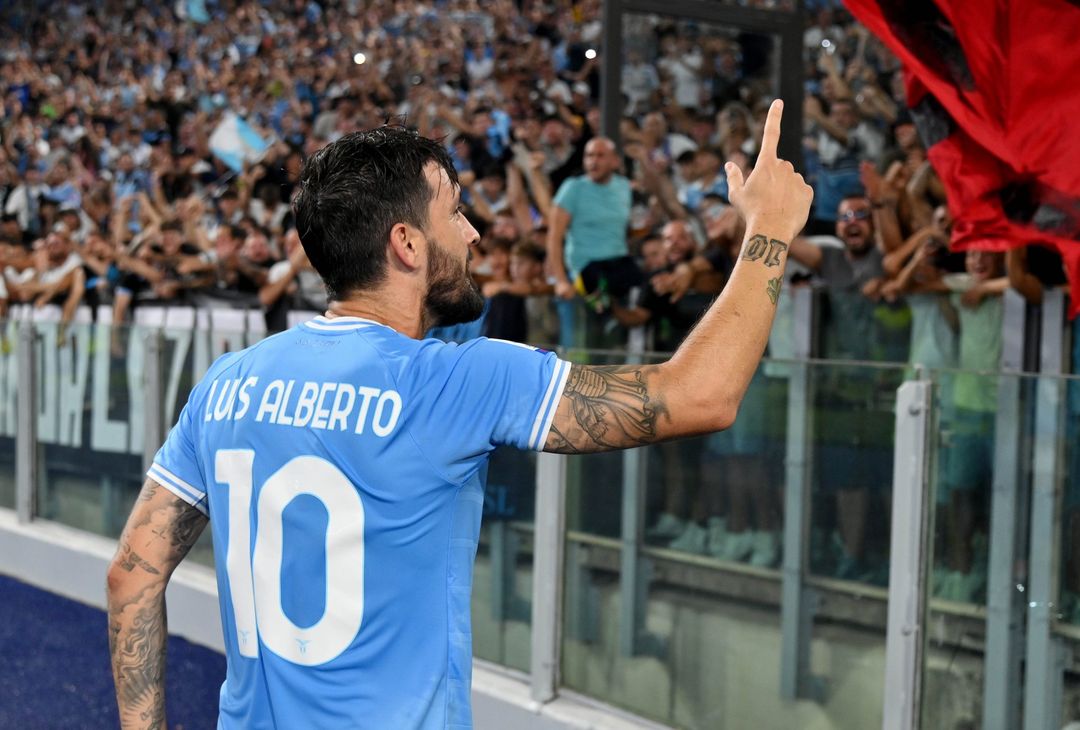 Luis Alberto sotto la Nord