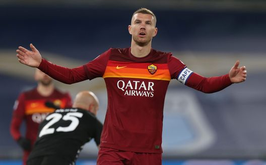 Dzeko quando era ancora capitano della Roma Dzeko quando era ancora capitano della Roma