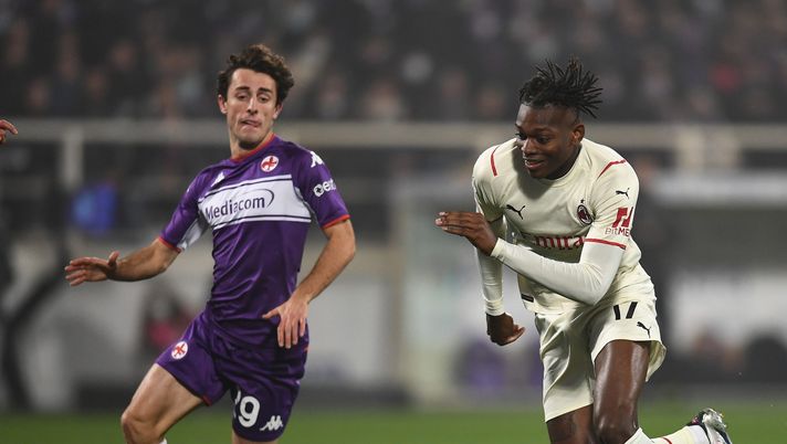 FLORENCE, ITALY - NOVEMBER 20: Rafael Leao of AC Milan competes for the ball with Alvaro Odriozola of ACF Fiorentina during the Serie A match between ACF Fiorentina and AC Milan at Stadio Artemio Franchi on November 20, 2021 in Florence, Italy. (Photo by Claudio Villa/AC Milan via Getty Images)