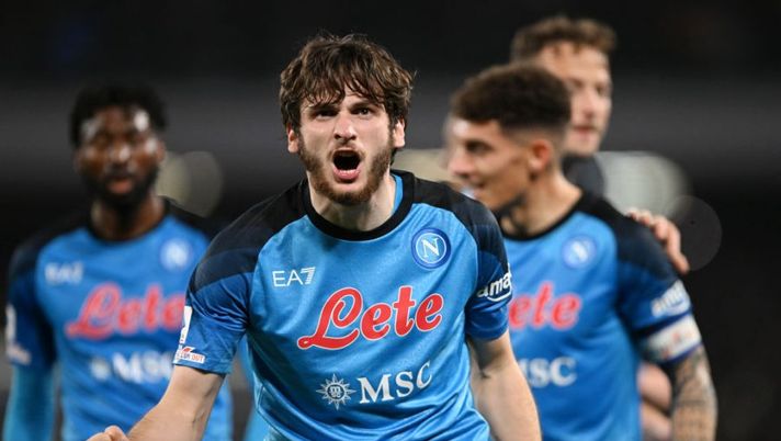 NAPLES, ITALY - MARCH 11: Khvicha Kvaratskhelia of SSC Napoli celebrates after scoring the team's first goal during the Serie A match between SSC Napoli and Atalanta BC at Stadio Diego Armando Maradona on March 11, 2023 in Naples, Italy. (Photo by Francesco Pecoraro/Getty Images) Napoli, dal dubbio in difesa al sostituto di Osimhen: la probabile formazione col Milan - immagine 1