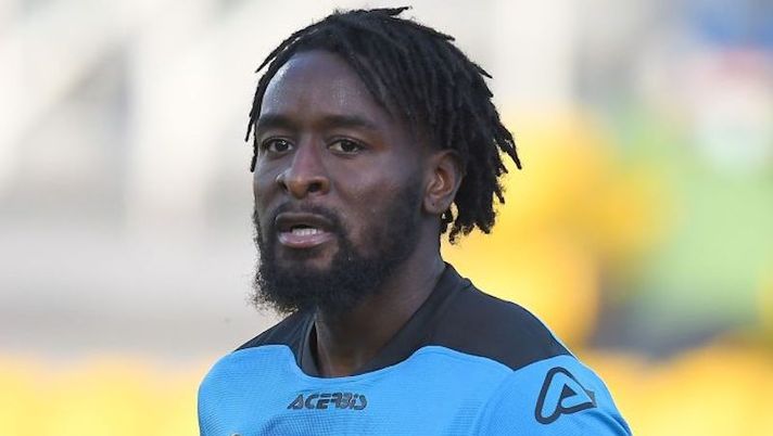 PARMA, ITALY - OCTOBER 25: Mbala Nzola of Spezia Calcio looks on during the Serie A match between Parma Calcio and Spezia Calcio at Stadio Ennio Tardini on October 25, 2020 in Parma, Italy. (Photo by Alessandro Sabattini/Getty Images) Infortunio Nzola, da La Spezia: “Si è complicata la situazione, è a rischio e il sostituto…” - immagine 1