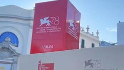 VIDEO / Per Venezia mise elegantissima: l’arrivo di Camila Giorgi al Festival del Cinema