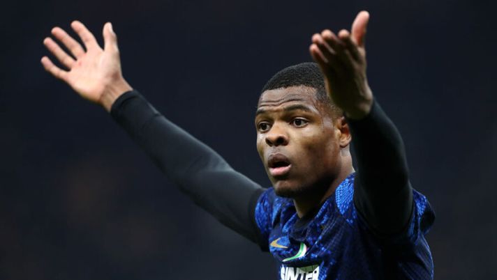 MILAN, ITALY - DECEMBER 01: Denzel Dumfries of FC Internazionale reacts during the Serie A match between FC Internazionale v Spezia Calcio at Stadio Giuseppe Meazza on December 01, 2021 in Milan, Italy. (Photo by Marco Luzzani/Getty Images) Dumfries: “Capisco sempre meglio il 3-5-2 dell’Inter, strano che in Olanda…” - immagine 1
