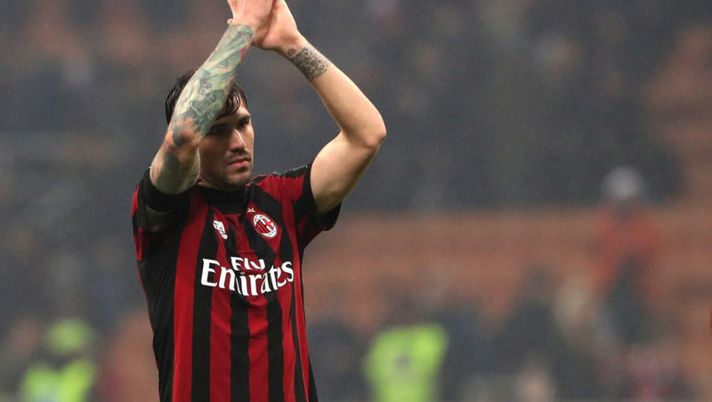 MILAN, ITALY - APRIL 04: Alessio Romagnoli of AC Milan salutes the fans at the end of Serie A match between AC Milan and FC Internazionale at Stadio Giuseppe Meazza on April 4, 2018 in Milan, Italy. (Photo by Marco Luzzani/Getty Images) Romagnoli, la pagella Gazzetta è da sballo: “Sicuri che a gennaio serva Ibra?” - immagine 1