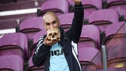 Tifoso col teschio del nonno allo stadio: “Voleva esserci per fare il tifo”