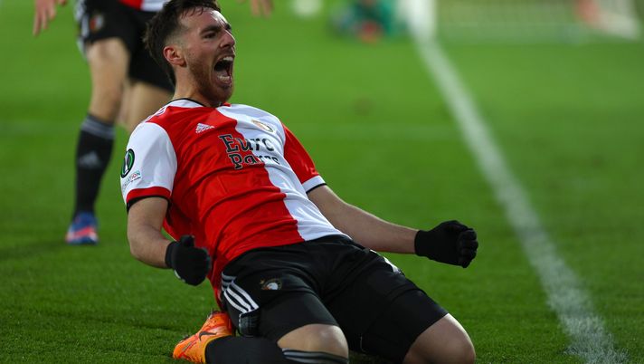 ROTTERDAM, NETHERLANDS - APRIL 07: Orkun Kokcu of Feyenoord celebrates scoring the third goal during the UEFA Conference League Quarter Final Leg One match between Feyenoord and Slavia Praha at the Stadium Feijenoord 'De Kuip' on April 07, 2022 in Rotterdam, Netherlands. (Photo by Dean Mouhtaropoulos/Getty Images) Ex obiettivi, polverone Kokcu: “no” alla fascia arcobaleno per i diritti LGBTQ+ - immagine 1