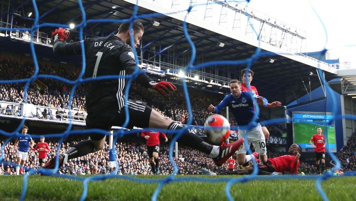 LIVERPOOL, ENGLAND - MARCH 01: David De Gea of Manchester United saves a shot from Gylfi Sigurdsson of Everton during the Premier League match between Everton FC and Manchester United at Goodison Park on March 01, 2020 in Liverpool, United Kingdom. (Photo by Clive Brunskill/Getty Images) 