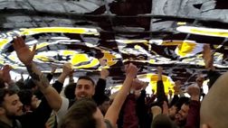 Roma, il primo gol in un derby con i tifosi ancora sotto la coreografia…