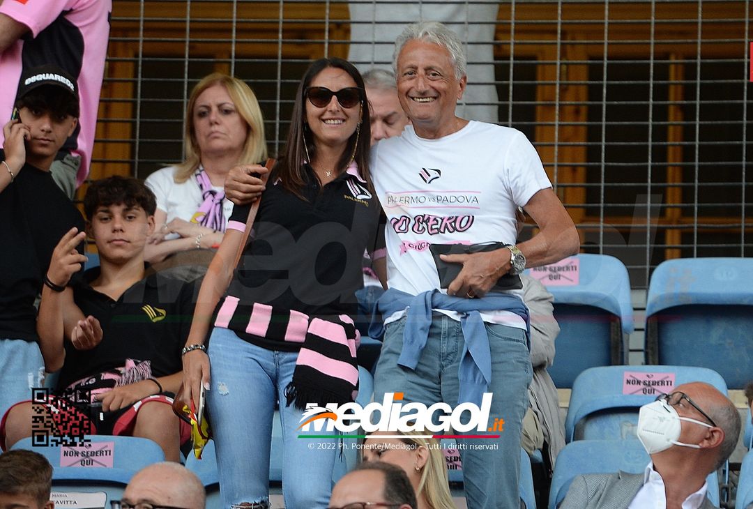 Fototifo, facce da Serie B. I tifosi allo stadio per Palermo-Padova 1-0 - immagine 131