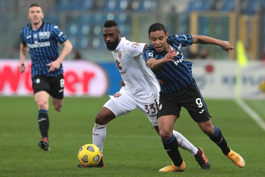 BERGAMO, ITALY - FEBRUARY 06: Luis Muriel of Atalanta B.C. is challenged by Nicolas Nkoulou of Torino FC during the Serie A match between Atalanta BC and Torino FC at Gewiss Stadium on February 06, 2021 in Bergamo, Italy. Sporting stadiums around Italy remain under strict restrictions due to the Coronavirus Pandemic as Government social distancing laws prohibit fans inside venues resulting in games being played behind closed doors. (Photo by Emilio Andreoli/Getty Images) BERGAMO, ITALY - FEBRUARY 06: Luis Muriel of Atalanta B.C. is challenged by Nicolas Nkoulou of Torino FC during the Serie A match between Atalanta BC and Torino FC at Gewiss Stadium on February 06, 2021 in Bergamo, Italy. Sporting stadiums around Italy remain under strict restrictions due to the Coronavirus Pandemic as Government social distancing laws prohibit fans inside venues resulting in games being played behind closed doors. (Photo by Emilio Andreoli/Getty Images)