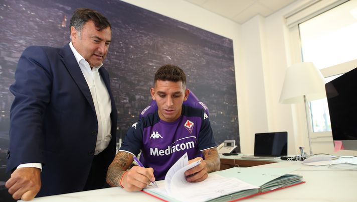 Firenze 25 Agosto 2021 firma contratto  Lucas Torreira 
