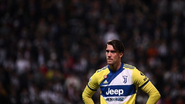 Juventus' Serbian forward Dusan Vlahovic reacts during the Italian Serie A football match between Sassuolo and Juventus at the Citta del Tricolore stadium in Reggio Emilia on April 25, 2022. (Photo by MARCO BERTORELLO / AFP) (Photo by MARCO BERTORELLO/AFP via Getty Images) Corvino: “I problemi di Vlahovic alla Juve sono fisiologici, ma lui potenzialmente…” - immagine 1
