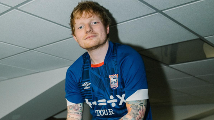 Ipswich Town, nuova maglia per la stagione 2022/23: Ed Sheeran protagonista del video promozionale - immagine 1