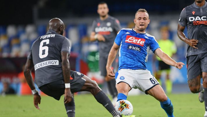 NAPLES, ITALY - JULY 19: Stanislav Lobotka of SSC Napoli vies with Seko Fofana of Udinese Calcio during the Serie A match between SSC Napoli and Udinese Calcio at Stadio San Paolo on July 19, 2020 in Naples, Italy. (Photo by Francesco Pecoraro/Getty Images) Lobotka: “Spalletti crede in me, con Gattuso avrei potuto perdere dieci chili e non avrei giocato” - immagine 1