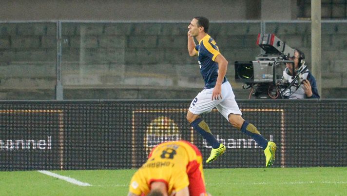 VERONA, ITALY - OCTOBER 16:  Romulo Caldeira  of  Hellas Verona FC celebrates after scoring his opening goalduring the Serie A match between Hellas Verona FC and Benevento Calcio at Stadio Marc'Antonio Bentegodi on October 16, 2017 in Verona, Italy.  (Photo by Dino Panato/Getty Images) 