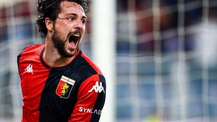 GENOA, ITALY - SEPTEMBER 25: Mattia Destro of Genoa celebrates after scoring his second goal holding a bottle of water during the Serie A match between Genoa CFC and Hellas Verona FC at Stadio Luigi Ferraris on September 25, 2021 in Genoa, Italy. (Photo by Getty Images) Secolo: “Toronto, contatti anche con Destro. Lui ha già preso una decisione sul suo futuro” - immagine 1