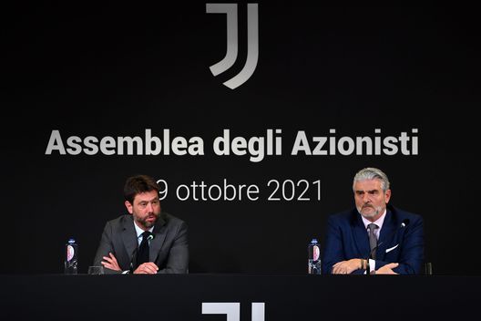TURIN, ITALY - OCTOBER 29: Andrea Agnelli the Juventus President (L) and Maurizio Arrivabene the Chief Executive Officer (R) during the Juventus Shareholders Meeting at Allianz Stadium on October 29, 2021 in Turin, Italy. (Photo by Juventus FC/Juventus FC via Getty Images) Obiettivi, tutto fatto per Cambiaso: andrà in una big italiana- immagine 2