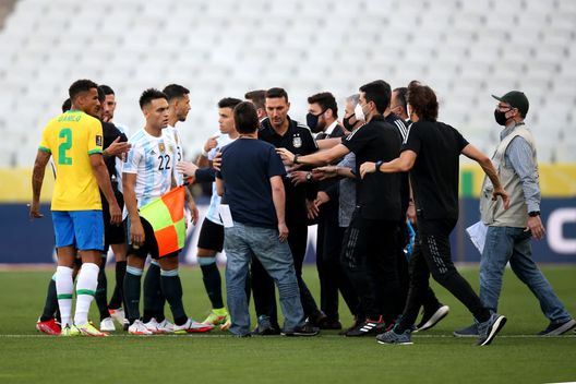 SAO PAULO, BRAZIL - SEPTEMBER 05: Health staff members argue with Head coach of Argentina Lionel Scaloni (C) and players of Brazil and Argentina during a match between Brazil and Argentina as part of South American Qualifiers for Qatar 2022 at Arena Corinthians on September 05, 2021 in Sao Paulo, Brazil. (Photo by Alexandre Schneider/Getty Images) SAO PAULO, BRAZIL - SEPTEMBER 05: Health staff members argue with Head coach of Argentina Lionel Scaloni (C) and players of Brazil and Argentina during a match between Brazil and Argentina as part of South American Qualifiers for Qatar 2022 at Arena Corinthians on September 05, 2021 in Sao Paulo, Brazil. (Photo by Alexandre Schneider/Getty Images)