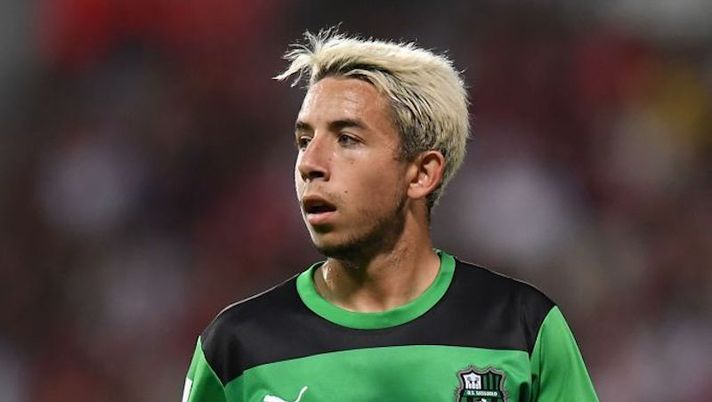 REGGIO NELL'EMILIA, ITALY - AUGUST 30: Maxime Lopez of US Sassuolo looks on during the Serie A match between US Sassuolo and AC MIlan at Mapei Stadium - Citta' del Tricolore on August 30, 2022 in Reggio nell'Emilia, Italy. (Photo by Alessandro Sabattini/Getty Images) Sassuolo, tegola Maxime Lopez per Dionisi: i tempi di recupero secondo la Gazzetta - immagine 1
