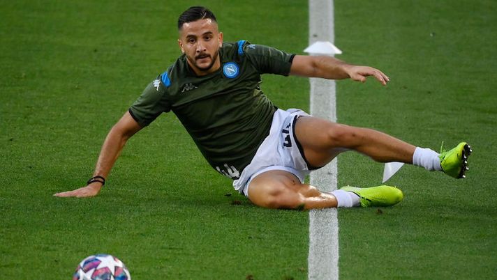 Napoli's Greek defender Kostas Manolas warms up prior to the UEFA Champions League round of 16 second leg football match between FC Barcelona and Napoli at the Camp Nou stadium in Barcelona on August 8, 2020. (Photo by LLUIS GENE / AFP) (Photo by LLUIS GENE/AFP via Getty Images) Infortunio Manolas, Gazzetta: “Così i suoi tempi di recupero: resta fuori almeno…” - immagine 1