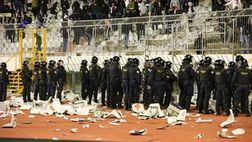 Spalato, caos al derby con la Dinamo! Ultras in campo, i giocatori fuggono impauriti…