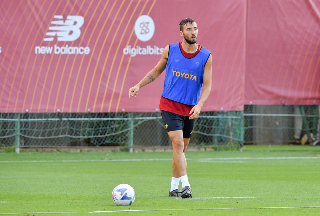 La Roma lavora sotto il sole di Trigoria – FOTO GALLERY - immagine 22