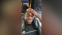Balotelli versione papà: sulle montagne russe insieme alla figlia | VIDEO