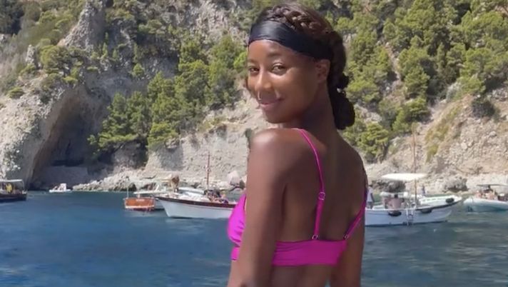 Jazzma Kendrick in vacanza a Capri. L’ex lady Vieri sfoggia un topless da sogno Jazzma Kendrick in vacanza a Capri. L’ex lady Vieri sfoggia un topless da sogno