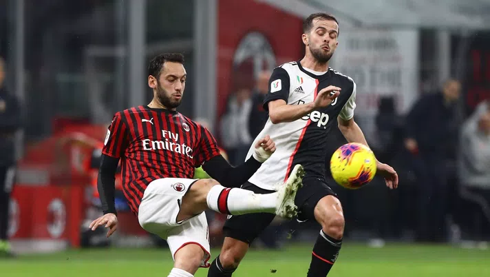 Hakan Calhanoglu e Miralem Pjanic in Milan-Juventus di Coppa Italia (credits: GETTY Images)