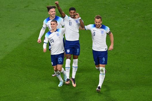 DOHA, QATAR - NOVEMBER 21: Marcus Rashford celebrates with teammates after scoring their team's fifth goal during the FIFA World Cup Qatar 2022 Group B match between England and IR Iran at Khalifa International Stadium on November 21, 2022 in Doha, Qatar. (Photo by Justin Setterfield/Getty Images) Shearer: “L’Inghilterra è dove deve essere. Foden e Rashford in fiducia, li vorrei in campo con il Senegal” - immagine 1