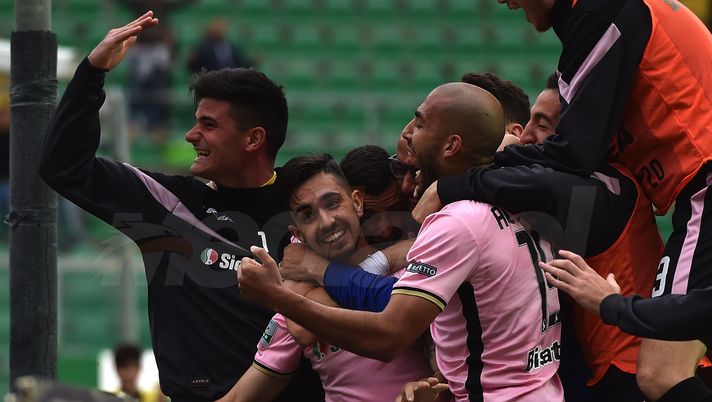 PALERMO, ITALY - APRIL 14: Igor Coronado of Palermo celebrates after scoring the opening goal during the serie A match between US Citta di Palermo and US Cremonese at Stadio Renzo Barbera on April 14, 2018 in Palermo, Italy. (Photo by Tullio M. Puglia/Getty Images) PALERMO, ITALY - APRIL 14: Igor Coronado of Palermo celebrates after scoring the opening goal during the serie A match between US Citta di Palermo and US Cremonese at Stadio Renzo Barbera on April 14, 2018 in Palermo, Italy. (Photo by Tullio M. Puglia/Getty Images)