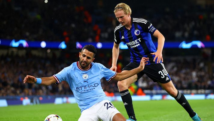 MANCHESTER, ENGLAND - OCTOBER 05: Riyad Mahrez of Manchester City is challenged by Victor Kristiansen of FC Copenhagen during the UEFA Champions League group G match between Manchester City and FC Copenhagen at Etihad Stadium on October 05, 2022 in Manchester, England. (Photo by Michael Steele/Getty Images) Mercato – Nuovo nome per il terzino sinistro: Kristiansen del Copenaghen - immagine 1