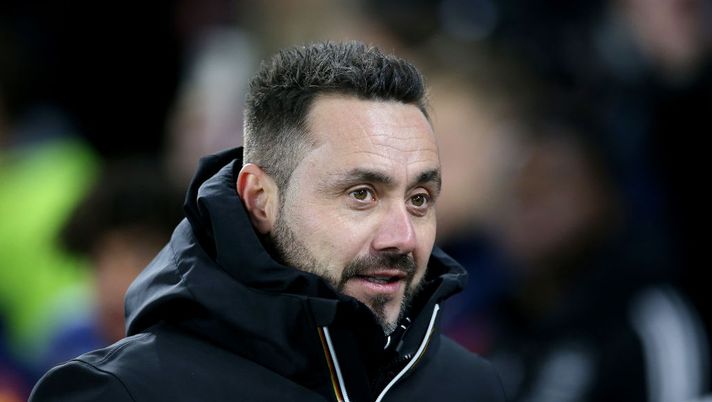 BRIGHTON, ENGLAND - DECEMBER 31: Roberto De Zerbi, Manager of Brighton & Hove Albion, looks on prior to the Premier League match between Brighton & Hove Albion and Arsenal FC at American Express Community Stadium on December 31, 2022 in Brighton, England. (Photo by Steve Bardens/Getty Images) De Zerbi: “Mac Allister? Meglio per lui e per noi che resti qui. Cambiare gli creerebbe problemi” - immagine 1