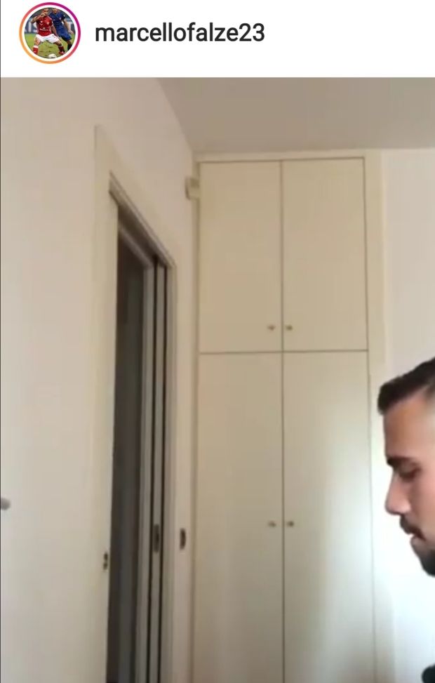 Marcello Falzerano e il pianoforte. Il centrocampista del Perugia mostra le sue qualità da pianista. 