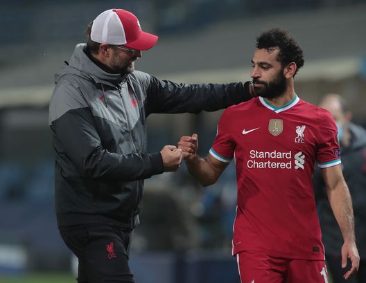  BERGAMO, ITALY - NOVEMBER 03: Liverpool FC head coach Jurgen Klopp celebrates the victory with his player Mohamed Salah at the end of the UEFA Champions League Group D stage match between Atalanta BC and Liverpool FC at Gewiss Stadium on November 03, 2020 in Bergamo, Italy. (Photo by Emilio Andreoli/Getty Images) 