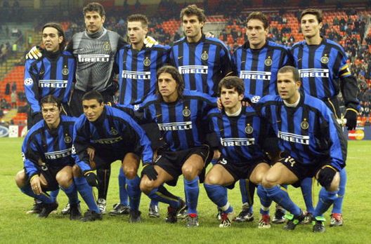 MILAN, ITALY - DECEMBER 10: CHAMPIONS LEAGUE 02/03, Mailand; INTER MAILAND - BAYER 04 LEVERKUSEN 3:2; vordere Reihe v.l.n.r.: Alvaro RECOBA, TORWART Francesco TOLDO, Giovanni PASQUALE, Christian VIERI, Carlos GAMARRA, Javier ZANETTI; hintere Reihe v.l.n. MILAN, ITALY - DECEMBER 10: CHAMPIONS LEAGUE 02/03, Mailand; INTER MAILAND - BAYER 04 LEVERKUSEN 3:2; vordere Reihe v.l.n.r.: Alvaro RECOBA, TORWART Francesco TOLDO, Giovanni PASQUALE, Christian VIERI, Carlos GAMARRA, Javier ZANETTI; hintere Reihe v.l.n.