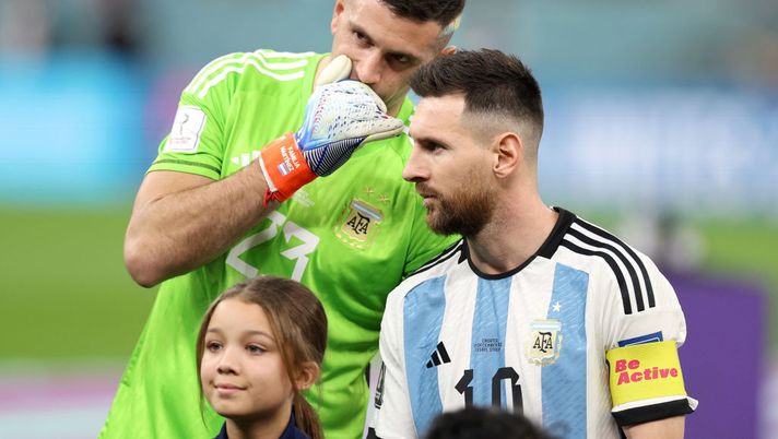 LUSAIL CITY, QATAR - DECEMBER 13: Emiliano Martinez of Argentina speaks to Lionel Messi prior to the FIFA World Cup Qatar 2022 semi final match between Argentina and Croatia at Lusail Stadium on December 13, 2022 in Lusail City, Qatar. (Photo by Richard Heathcote/Getty Images) Il Dibu Martinez “chiama” Messi all’Aston Villa: “Per lui mi riduco lo stipendio” - immagine 1