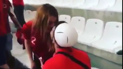 VIDEO / Euro 2016, non solo calcio: in tribuna c’è chi trova il modo di fare altro