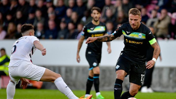 HERNING, DENMARK - SEPTEMBER 15: Ciro Immobile of SS Lazio compete for the ball with Emiliano Martínez of FC Midtjylland during the UEFA Europa League group F match between FC Midtjylland and Lazio Roma at MCH Arena on September 15, 2022 in Herning, Denmark. (Photo by Marco Rosi - SS Lazio/Getty Images) Midtjylland-Lazio, Immobile: “Chiedo scusa ai tifosi. Dieci passi indietro” - immagine 1
