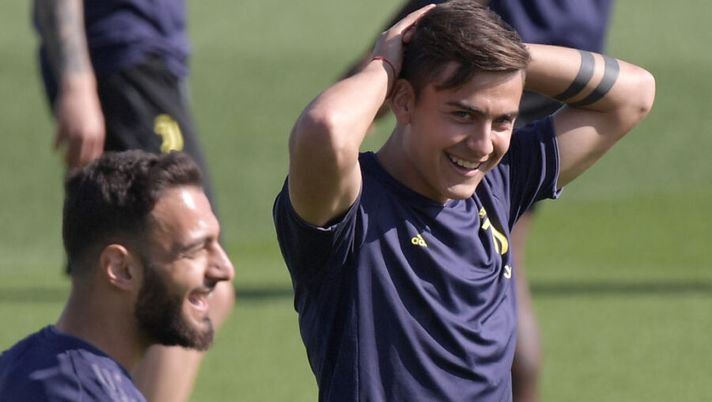 Juventus' Argentine forward Paulo Dybala smiles during a training session on April 15, 2019 at the Continassa training center in Torino, on the eve of the UEFA Champions League quarter-final second leg football match Juventus vs Ajax Amsterdam. (Photo by Marco Bertorello / AFP) (Photo credit should read MARCO BERTORELLO/AFP/Getty Images) La Gazzetta: “Juve e Inter hanno ripreso a parlare di Icardi per Dybala, si tratta” - immagine 1