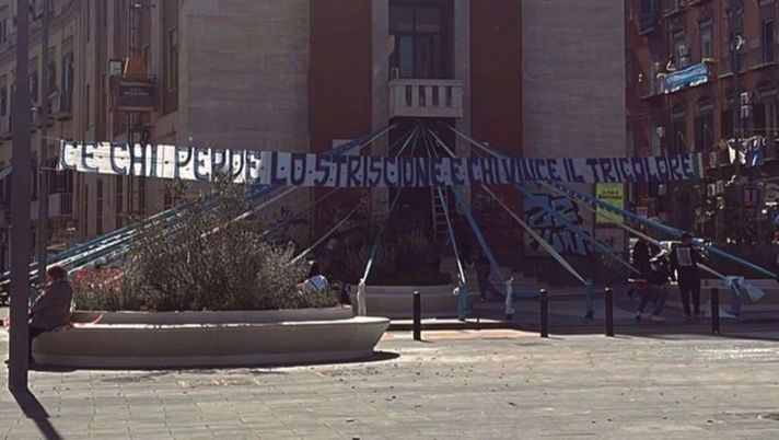 Napoli, festa per lo scudetto in città e spunta uno striscione contro la Roma - immagine 1