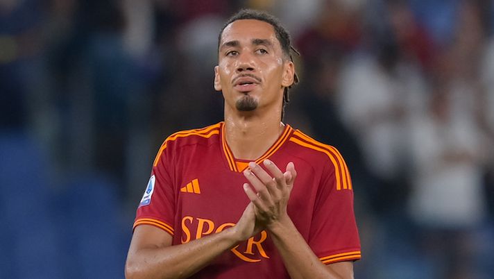 ROME, ITALY - SEPTEMBER 01: Chris Smalling of AS Roma greets fans after the Serie A TIM match between AS Roma and AC Milan at Stadio Olimpico on September 01, 2023 in Rome, Italy. (Photo by Fabio Rossi/AS Roma via Getty Images) CHI GIOCA, CHI NO – Smalling in dubbio! Kostic, Kamada, Acerbi, Elmas, Malinovskyi, Terracciano… - immagine 1