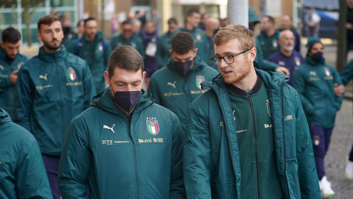 BELFAST, NORTHERN IRELAND - NOVEMBER 15: Andrea Belotti and Tommaso Pobega of Italy walk through the centre of Belfast before the 2022 FIFA World Cup Qualifier match between Northern Ireland and Italy at Windsor Park on November 15, 2021 in Belfast, Northern Ireland. (Photo by Claudio Villa/Getty Images) BELFAST, NORTHERN IRELAND - NOVEMBER 15: Andrea Belotti and Tommaso Pobega of Italy walk through the centre of Belfast before the 2022 FIFA World Cup Qualifier match between Northern Ireland and Italy at Windsor Park on November 15, 2021 in Belfast, Northern Ireland. (Photo by Claudio Villa/Getty Images)