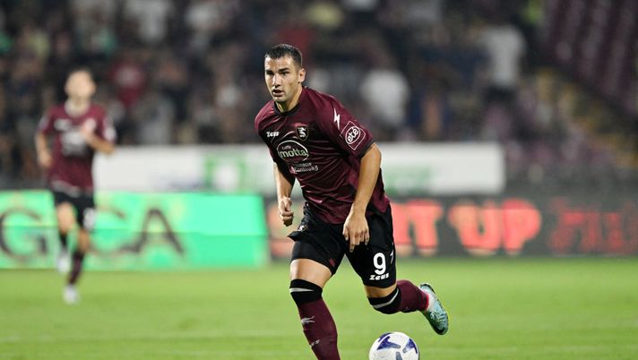 SALERNO, ITALY - AUGUST 14: Federico Bonazzoli of US Salernitana during the Serie A match between Salernitana and AS Roma at Stadio Arechi on August 14, 2022 in Salerno, . (Photo by Francesco Pecoraro/Getty Images) Salernitana, retroscena su Bonazzoli e l’offerta dalla Grecia. E il Verona… - immagine 1