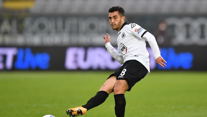 LA SPEZIA, ITALY - APRIL 10: Leo Sena of Spezia Calcio in action during the Serie A match between Spezia Calcio and FC Crotone at Stadio Alberto Picco on April 10, 2021 in La Spezia, Italy. (Photo by Valerio Pennicino/Getty Images) Secolo: “Si allungano i tempi di recupero per Leo Sena, fuori altri 40 giorni” - immagine 1