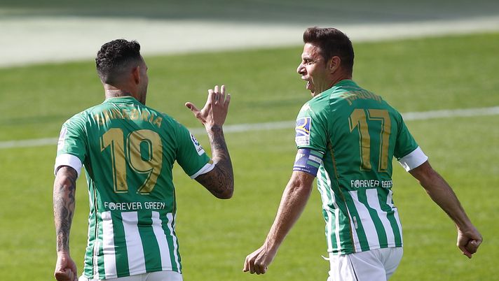 SEVILLE, SPAIN - NOVEMBER 01: Antonio Sanabria of Real Betis celebrates with teammate Joaquin after scoring his team's first goal during the La Liga Santander match between Real Betis and Elche CF at Estadio Benito Villamarin on November 01, 2020 in Seville, Spain. Football Stadiums around Europe remain empty due to the Coronavirus Pandemic as Government social distancing laws prohibit fans inside venues resulting in fixtures being played behind closed doors. (Photo by Fran Santiago/Getty Images) SEVILLE, SPAIN - NOVEMBER 01: Antonio Sanabria of Real Betis celebrates with teammate Joaquin after scoring his team's first goal during the La Liga Santander match between Real Betis and Elche CF at Estadio Benito Villamarin on November 01, 2020 in Seville, Spain. Football Stadiums around Europe remain empty due to the Coronavirus Pandemic as Government social distancing laws prohibit fans inside venues resulting in fixtures being played behind closed doors. (Photo by Fran Santiago/Getty Images)