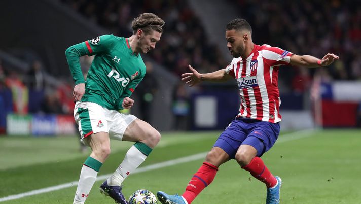 MADRID, SPAIN - DECEMBER 11: Aleksey Miranchuk of Lokomotiv Moscow (L) is challenged by Renan Lodi of Atletico Madrid during the UEFA Champions League group D match between Atletico Madrid and Lokomotiv Moskva at Wanda Metropolitano on December 11, 2019 in Madrid, Spain. (Photo by Gonzalo Arroyo Moreno/Getty Images) 
