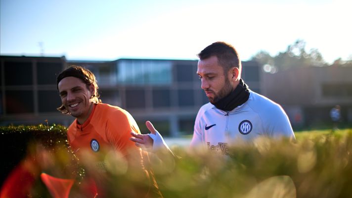 COMO, ITALY - JANUARY 12: (EDITORS NOTE: This Image was created using a analog manual lens) Stefan De Vrij of FC Internazionale, Yann Sommer of FC Internazionale looks on during the FC Internazionale training session at the club's training ground Suning Training Center at Appiano Gentile on January 12, 2024 in Como, Italy. (Photo by Mattia Ozbot - Inter/Inter via Getty Images) Verso Udinese-Inter / Neroazzurri al completo: recuperano in tre - immagine 1