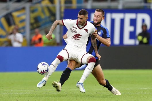 MILAN, ITALY - SEPTEMBER 10: Antonio Sanabria of Torino FC is challenged by Stefan de Vrij of during the Serie A match between FC Internazionale and Torino FC at Stadio Giuseppe Meazza on September 10, 2022 in Milan, Italy. (Photo by Marco Luzzani/Getty Images) Toro, Sanabria: “Il mio momento peggiore? L’errore dell’anno scorso con l’Inter”- immagine 2