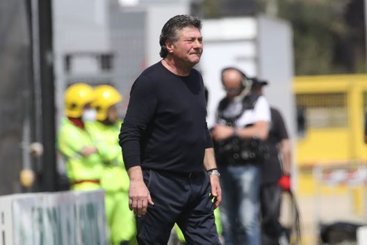 CAGLIARI, ITALY - APRIL 16: Walter Mazzarri coach of Cagliari reacts during the Serie A match between Cagliari Calcio and US Sassuolo at Sardegna Arena on April 16, 2022 in Cagliari, Italy. (Photo by Enrico Locci/Getty Images) Ferragosto di fuoco per Mazzarri: dalla disoccupazione al possibile Mondiale con il Marocco - immagine 1
